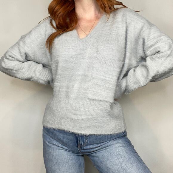 JCL Size Large Light Gray V-Neck Eyelash Fuzzy Cozy Semi Cropped Sweater - Picture 7 of 11